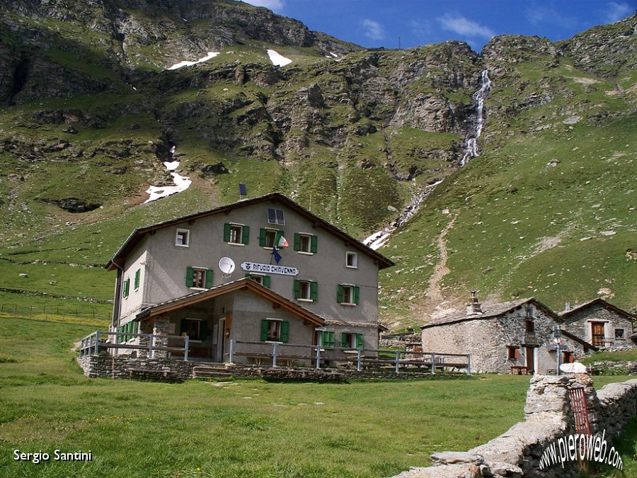 19 Rifugio Chiavenna condietro la cascata che forma l'acqua del L. Nero.JPG